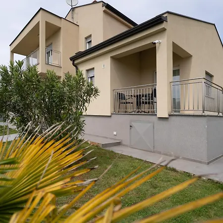 Dani's Place Apartament *